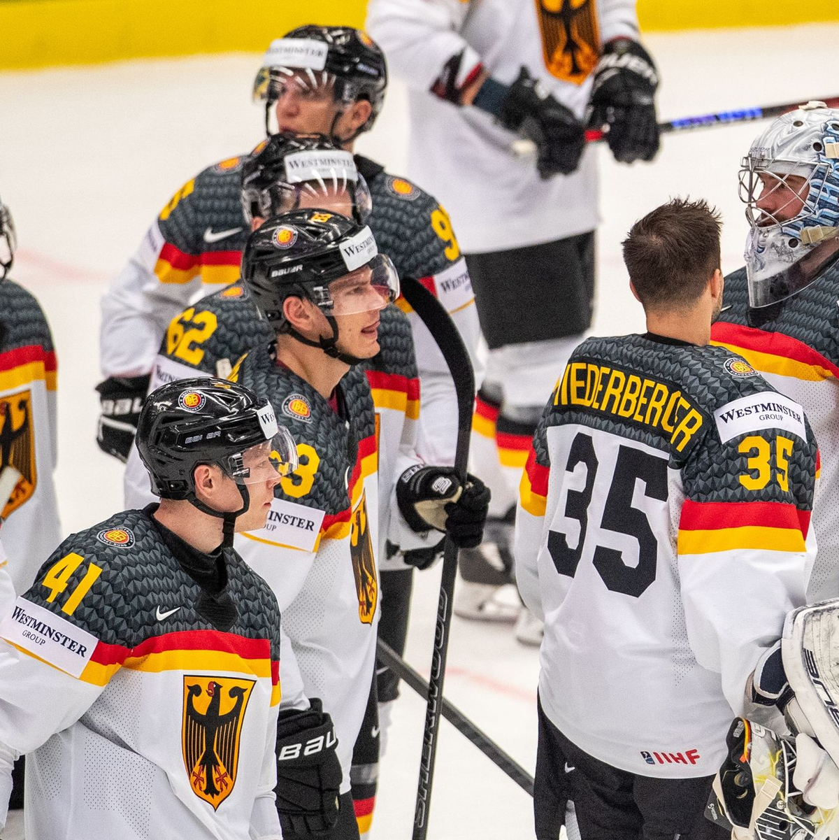 Die deutschen Eishockey-Spieler wollen den Kopf nicht hängen lassen und es nächstes Jahr wieder versuchen. - Foto: Pryèek Vladimír/CTK/dpa