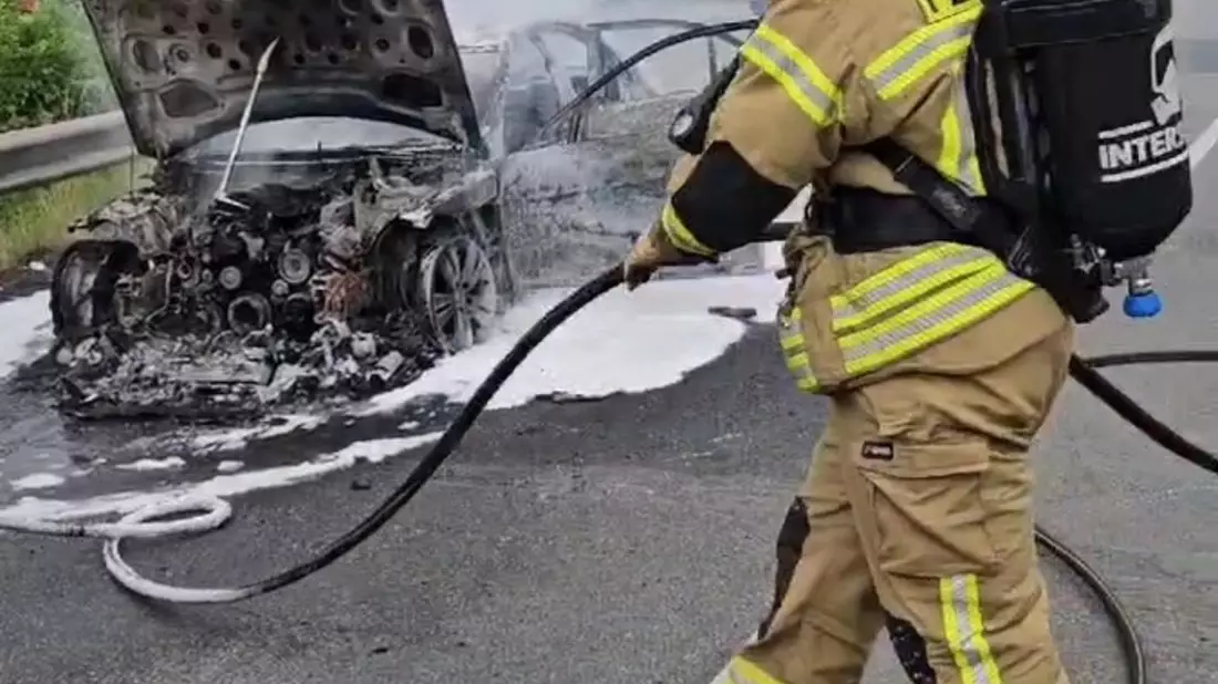 FW-OLL: Brand auf der Autobahnausfahrt: Mercedes geht in Flammen auf - Bild: presseportal.de