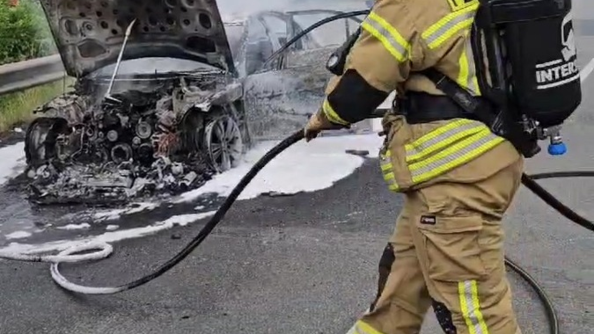 FW-OLL: Brand auf der Autobahnausfahrt: Mercedes geht in Flammen auf - Foto: presseportal.de