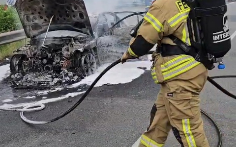 FW-OLL: Brand auf der Autobahnausfahrt: Mercedes geht in Flammen auf - Foto: presseportal.de