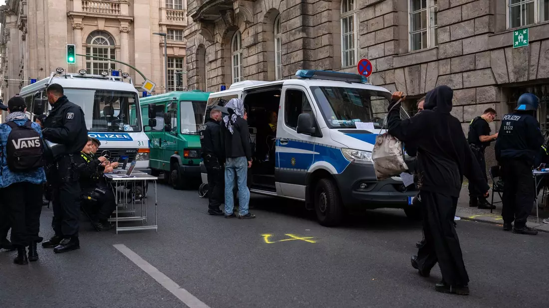Die Polizei hat die Besetzung eines Gebäudes der Berliner Humboldt-Universität für beendet erklärt. - Bild: Christophe Gateau/dpa