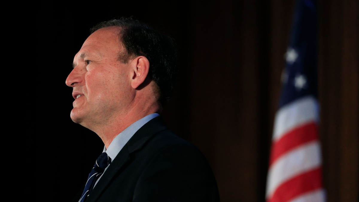 Steht wegen umstrittener Flaggen in der Kritik: Supreme-Court-Richter Samuel Alito. - Foto: Jae C. Hong/AP/dpa