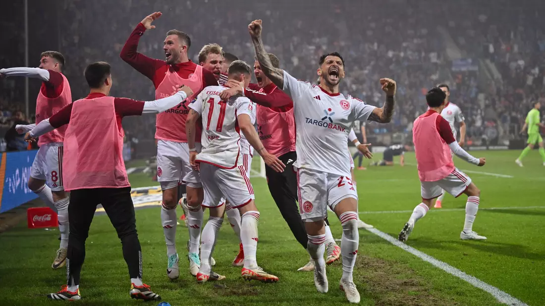 Allen Grund zum Feiern: Düsseldorfs Spieler jubeln über das Tor zum 2:0. - Bild: David Inderlied/dpa