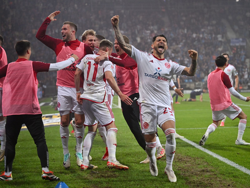 Allen Grund zum Feiern: Düsseldorfs Spieler jubeln über das Tor zum 2:0. - Foto: David Inderlied/dpa