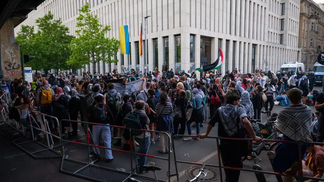 Ein Teil der Aktivisten verließ die Räume freiwillig, ein weiterer Teil wurde von der Polizei hinausgeführt. - Bild: Christophe Gateau/dpa