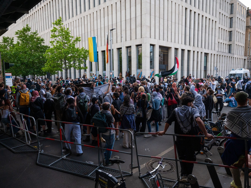 Ein Teil der Aktivisten verließ die Räume freiwillig, ein weiterer Teil wurde von der Polizei hinausgeführt. - Foto: Christophe Gateau/dpa