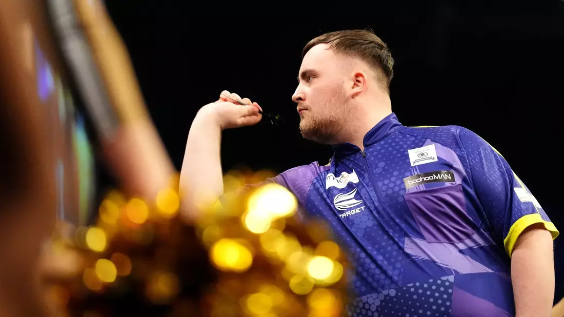 Luke Littler setzt sich gegen Luke Humphries durch. - Bild: Zac Goodwin/PA Wire/dpa