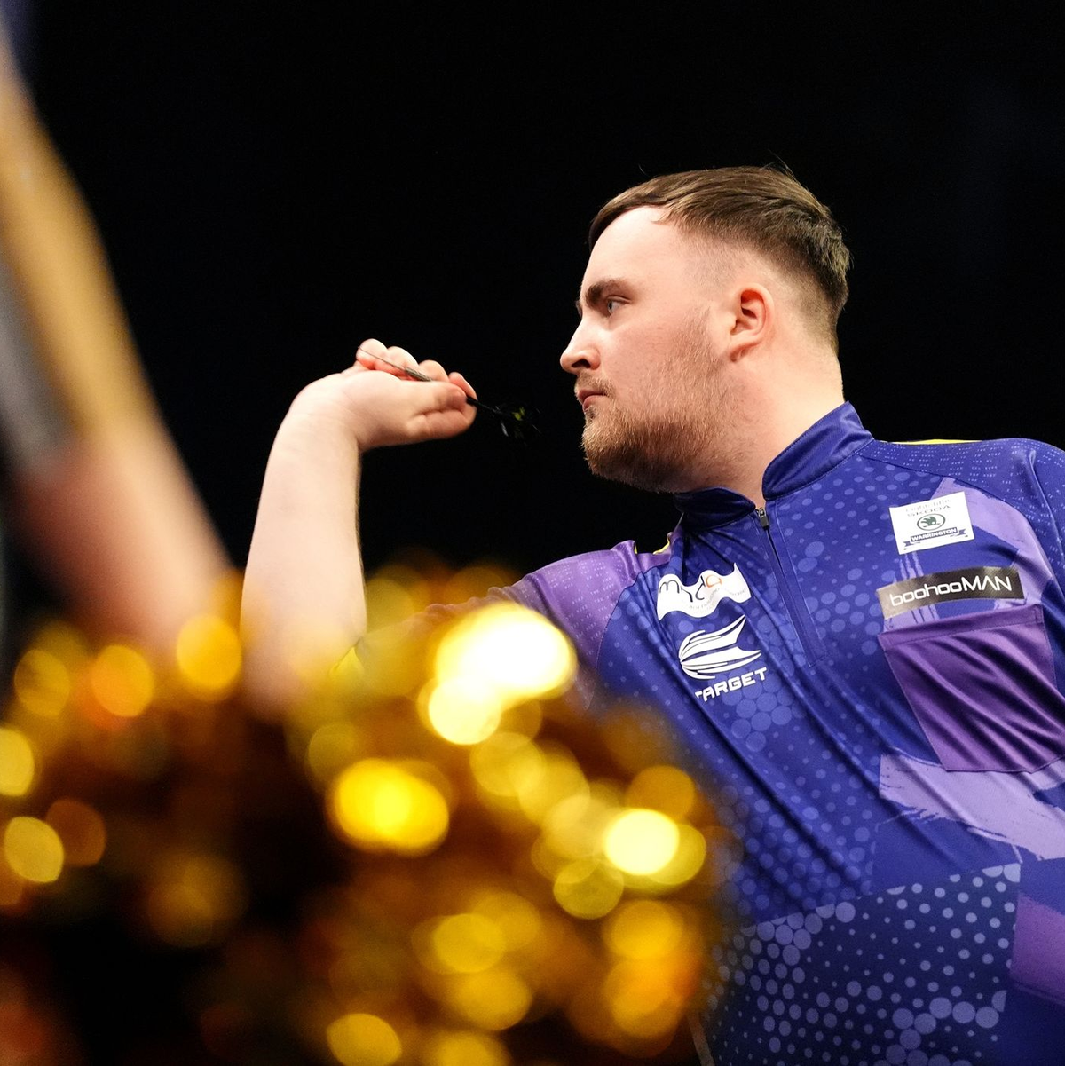 Luke Littler setzt sich gegen Luke Humphries durch. - Foto: Zac Goodwin/PA Wire/dpa