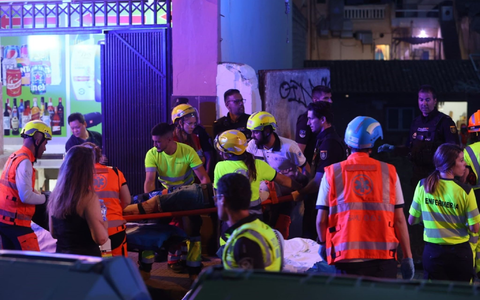 Der Unfall geschah direkt am Strand, nur wenige Straßen von den Kultlokalen Megapark und Bierkönig entfernt. - Foto: Isaac Buj/EUROPA PRESS/dpa