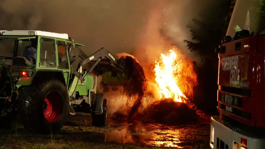 FW Celle: 200 Rundballen brennen in Garßen - Strohmiete in Vollbrand! - Bild: presseportal.de