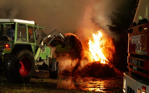 FW Celle: 200 Rundballen brennen in Garßen - Strohmiete in Vollbrand! - Foto: presseportal.de