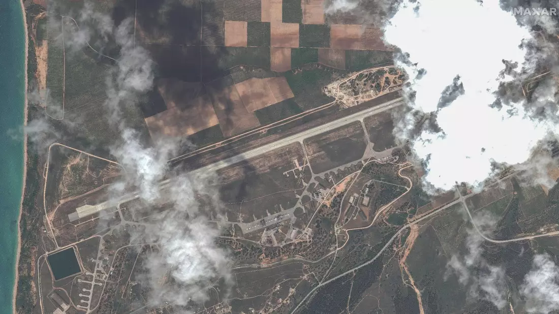 Die Ukraine verteidigt sich seit Februar 2022 gegen den russischen Angriffskrieg. Immer wieder nimmt die ukrainische Armee dabei Militärstützpunkte auf der annektierten Krim ins Visier. - Bild: Uncredited/Maxar Technologies/AP/dpa