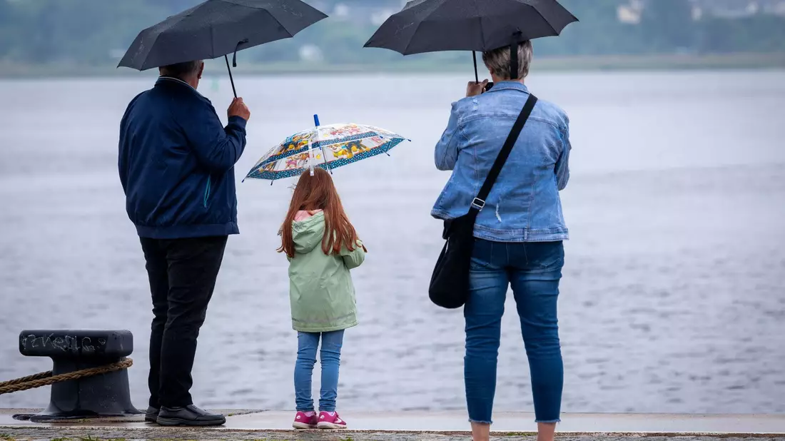Zum Wochenende werden weiterhin Starkregen und Gewitter erwartet. - Bild: Jens Büttner/dpa