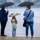 Zum Wochenende werden weiterhin Starkregen und Gewitter erwartet. - Foto: Jens Büttner/dpa