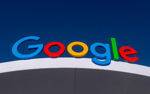 Google muss wegen Fehlern in KI-Überblicken Spott im Netz über sich ergehen lassen. - Foto: Andrej Sokolow/dpa