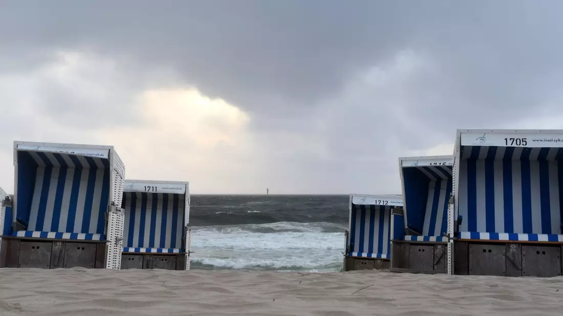 Leere Strandkörbe am Strand vor Westerland (Sylt). - Bild: Lea Sarah Albert/dpa