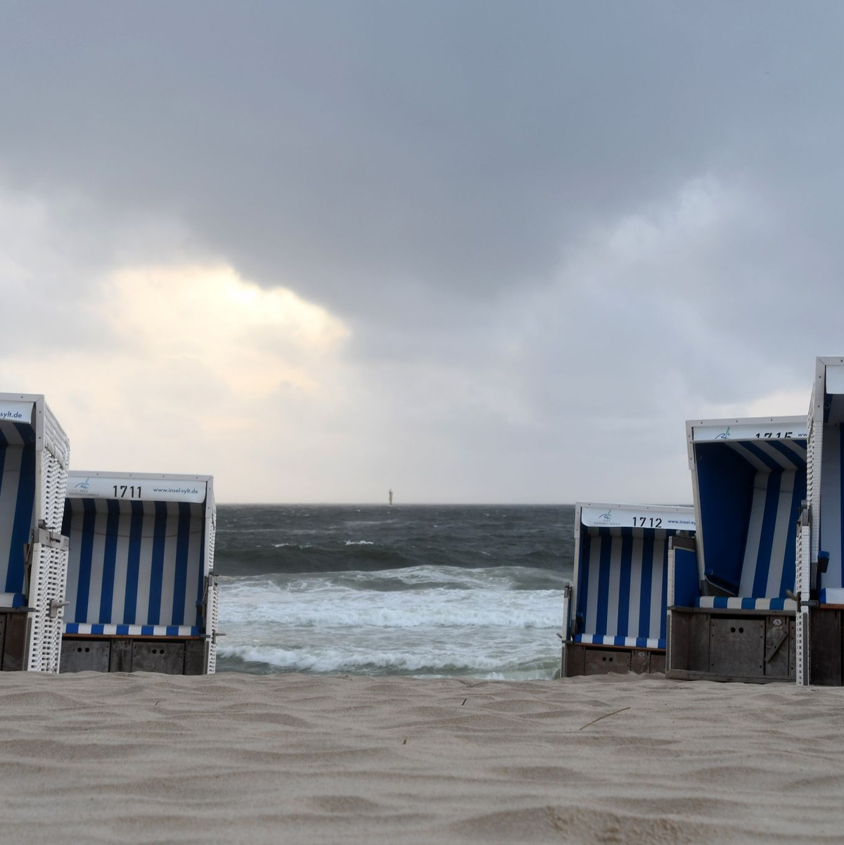 Leere Strandkörbe am Strand vor Westerland (Sylt). - Foto: Lea Sarah Albert/dpa