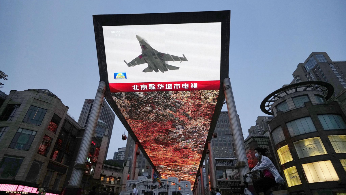 Auf einem Großbildschirm in Peking ist die Nachricht zu sehen, dass Chinas Militär eine zweitägige Übung rund um Taiwan begonnen hat. - Foto: kyodo/dpa