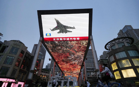 Auf einem Großbildschirm in Peking ist die Nachricht zu sehen, dass Chinas Militär eine zweitägige Übung rund um Taiwan begonnen hat. - Foto: kyodo/dpa