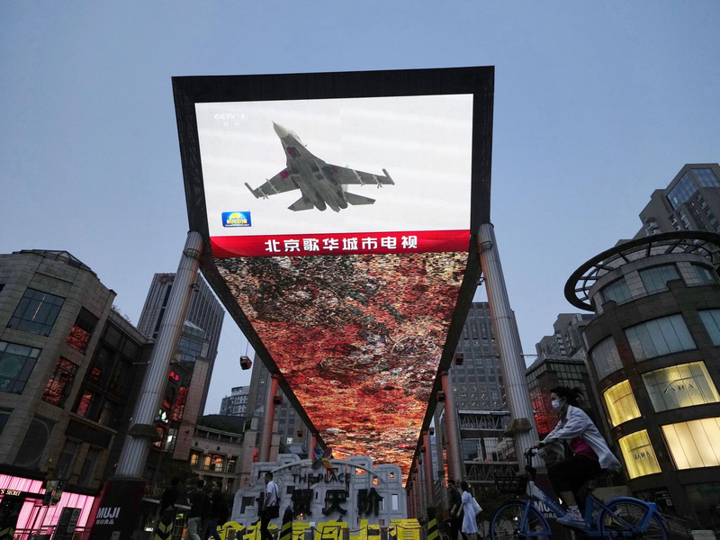 Auf einem Großbildschirm in Peking ist die Nachricht zu sehen, dass Chinas Militär eine zweitägige Übung rund um Taiwan begonnen hat. - Foto: kyodo/dpa