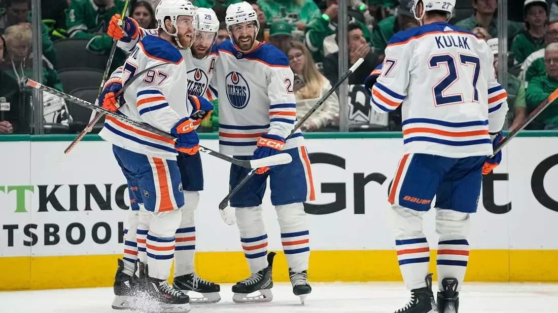 Leon Draisaitl (2.v.l.) und die Oilers gewannen in Dallas. - Bild: Tony Gutierrez/AP