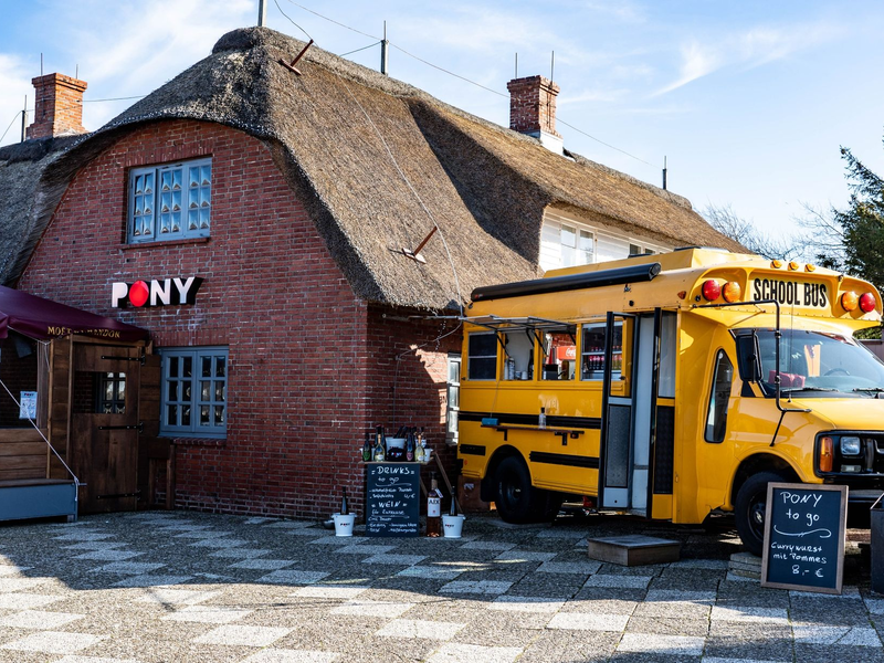 Der Betreiber der Gaststätte «Pony» im Zentrum von Kampen distanziert sich von den Vorfällen. - Foto: Axel Heimken/dpa