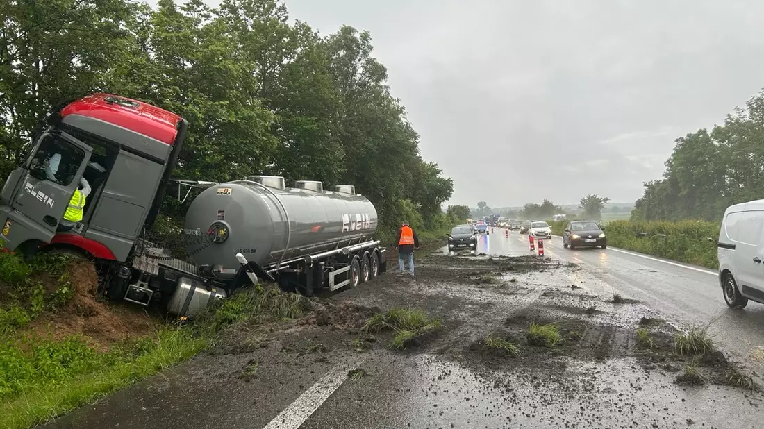 POL-PDLD: Verkehrsbeeinträchtigung - Lkw fährt in den Graben - Bild: presseportal.de