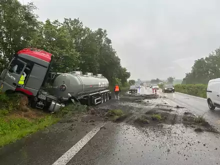 POL-PDLD: Verkehrsbeeinträchtigung - Lkw fährt in den Graben - Foto: presseportal.de