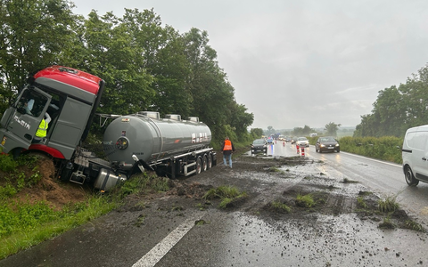 POL-PDLD: Verkehrsbeeinträchtigung - Lkw fährt in den Graben - Foto: presseportal.de