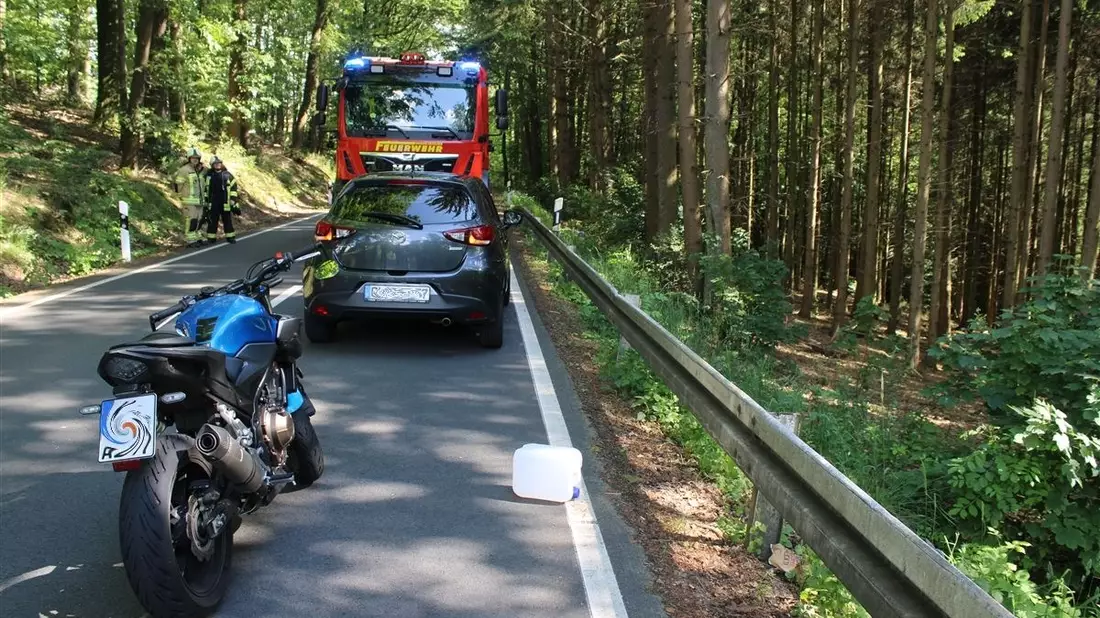 POL-RBK: Wermelskirchen - Kanister auf der Fahrbahn löst Auffahrunfall mit Schwerverletztem aus - Bild: presseportal.de