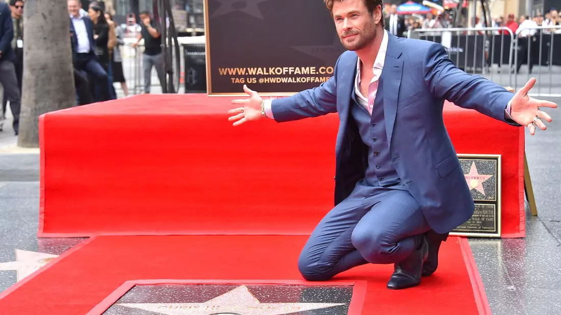 Chris Hemsworth mit seinem Stern auf dem Hollywood Walk of Fame. - Bild: Jordan Strauss/Invision/AP/dpa