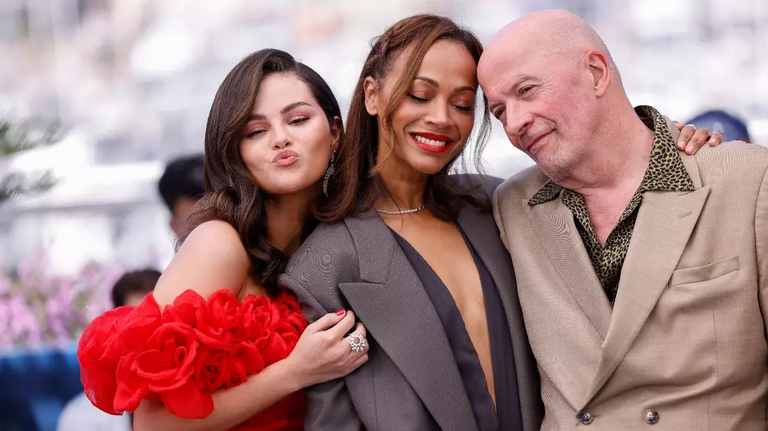 Die Schauspielerinnen Selena Gomez (l-r), Zoe Saldana und Regisseur Jacques Audiard posieren beim Fototermin für den Film «Emilia Perez» auf dem 77. internationalen Filmfestival in Cannes. - Bild: Vianney Le Caer/Invision/dpa