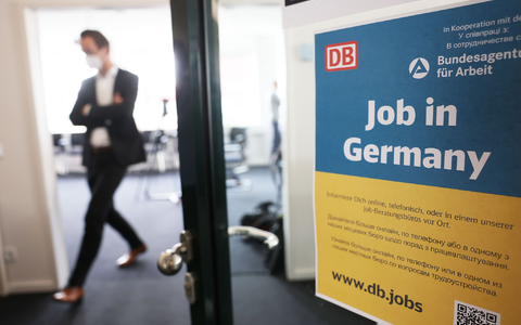 Seit Kriegsbeginn sollen etwa 160.000 geflüchtete Ukrainerinnen und Ukrainer eine Arbeit bekommen haben. - Foto: Oliver Berg/dpa Seit Kriegsbeginn sollen etwa 160.000 geflüchtete Ukrainerinnen und Ukrainer eine Arbeit bekommen haben. - Foto: Oliver Berg/dpa