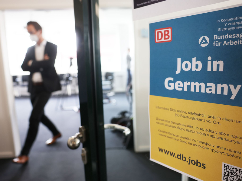 Seit Kriegsbeginn sollen etwa 160.000 geflüchtete Ukrainerinnen und Ukrainer eine Arbeit bekommen haben. - Foto: Oliver Berg/dpa