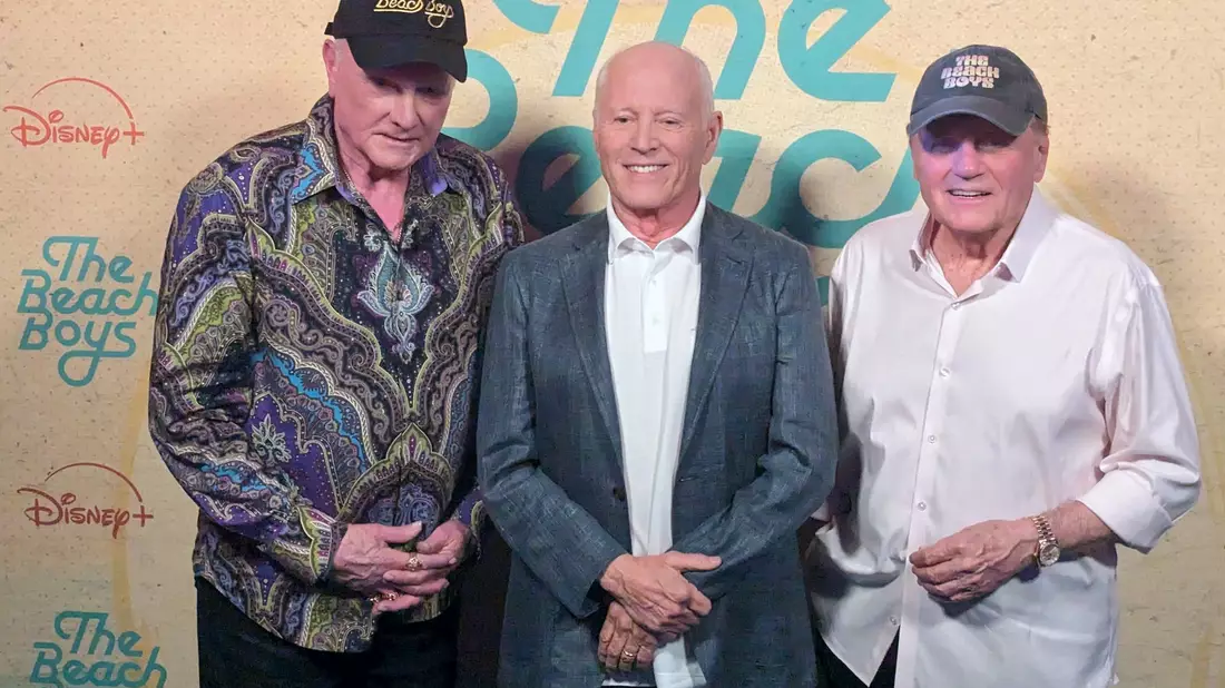 Regisseur Frank Marshall (M) mit den «Beach Boys» Mike Love (l) und Bruce Johnston in den Abbey Road Studios in London. - Bild: Philip Dethlefs/dpa