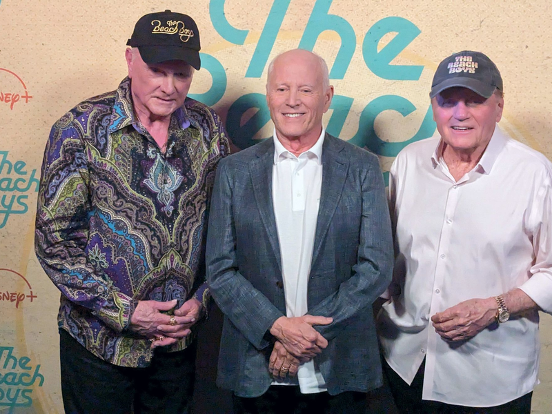 Regisseur Frank Marshall (M) mit den «Beach Boys» Mike Love (l) und Bruce Johnston in den Abbey Road Studios in London. - Foto: Philip Dethlefs/dpa