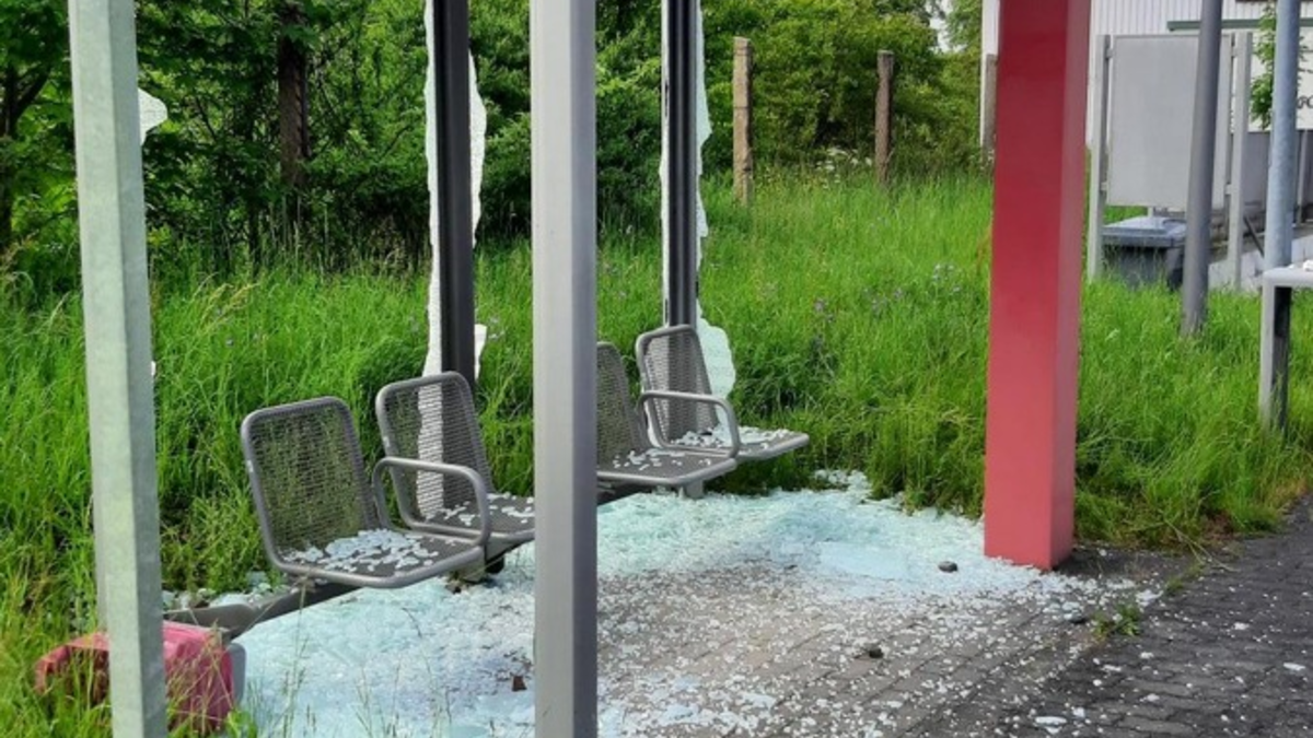 BPOLI KLT: Fahrgastunterstand beschädigt - Zeugen gesucht - Foto: presseportal.de