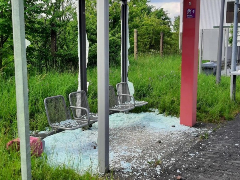 BPOLI KLT: Fahrgastunterstand beschädigt - Zeugen gesucht - Foto: presseportal.de