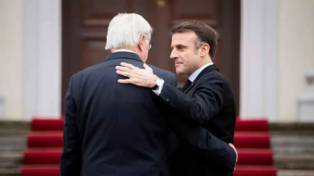 Bundespräsident Frank-Walter Steinmeier (l.) begrüßt Emmanuel Macron vor einem Gespräch Ende Januar am Schloss Bellevue. - Bild: Christoph Soeder/dpa