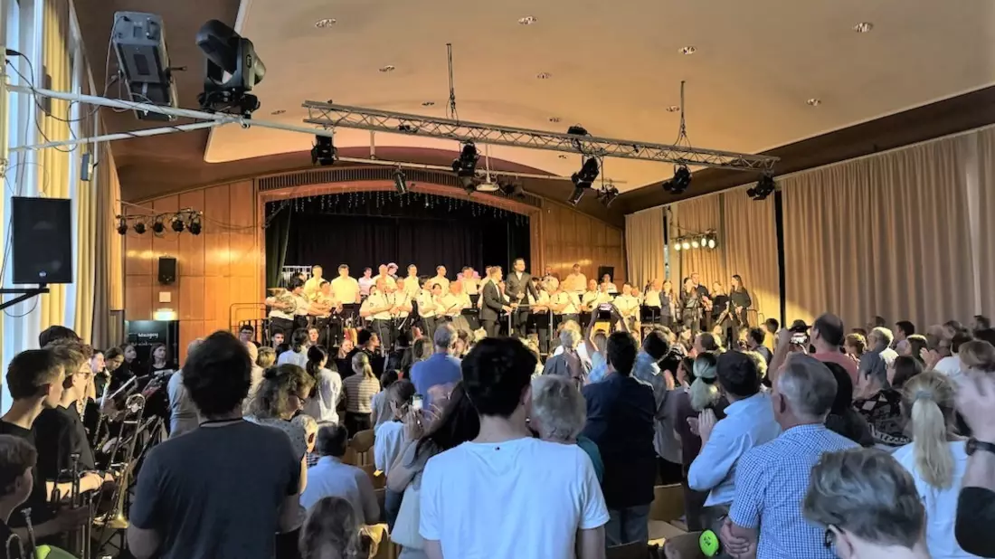 POL-HI: Gemeinsame Pressemeldung der Michelsenschule und der Polizeiinspektion Hildesheim// Benefizkonzert des Polizeiorchesters und der Juniorband vor großer Kulisse - Bild: presseportal.de