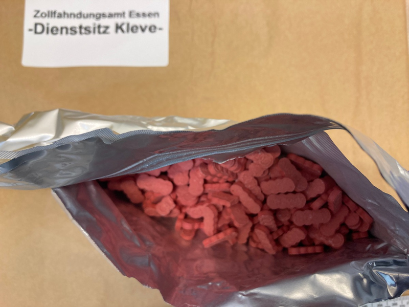 ZOLL-E: Drogenpost - Zollfahndung und Staatsanwaltschaft Kleve international erfolgreich - über 800 Drogensendungen, 3 Waffen sichergestellt - vier Festnahmen in Deutschland und dem europäischen Ausland - Foto: presseportal.de