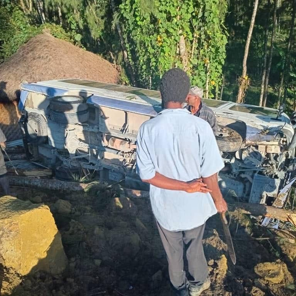 Das Wrack eines Fahrzeugs in der Provinz Enga. - Foto: -/XinHua/dpa