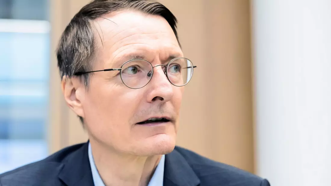 Wasservorräte, mehr Schatten und Aufklärung: Karl Lauterbachs Gesundheitsministerium legt Empfehlungen für den Hitzeschutz vor. - Bild: Christoph Soeder/dpa