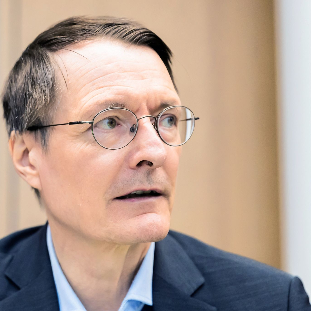 Wasservorräte, mehr Schatten und Aufklärung: Karl Lauterbachs Gesundheitsministerium legt Empfehlungen für den Hitzeschutz vor. - Foto: Christoph Soeder/dpa