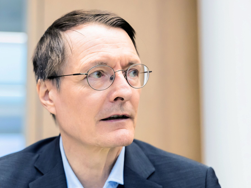 Wasservorräte, mehr Schatten und Aufklärung: Karl Lauterbachs Gesundheitsministerium legt Empfehlungen für den Hitzeschutz vor. - Foto: Christoph Soeder/dpa