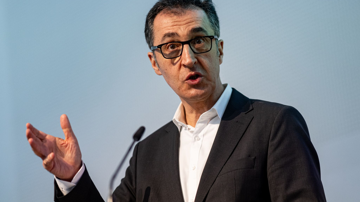 Landwirtschaftsminister Cem Özdemir will Tiere gesetzlich besser schützen. - Foto: Fabian Sommer/dpa