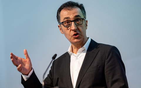 Landwirtschaftsminister Cem Özdemir will Tiere gesetzlich besser schützen. - Foto: Fabian Sommer/dpa