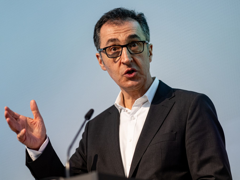 Landwirtschaftsminister Cem Özdemir will Tiere gesetzlich besser schützen. - Foto: Fabian Sommer/dpa