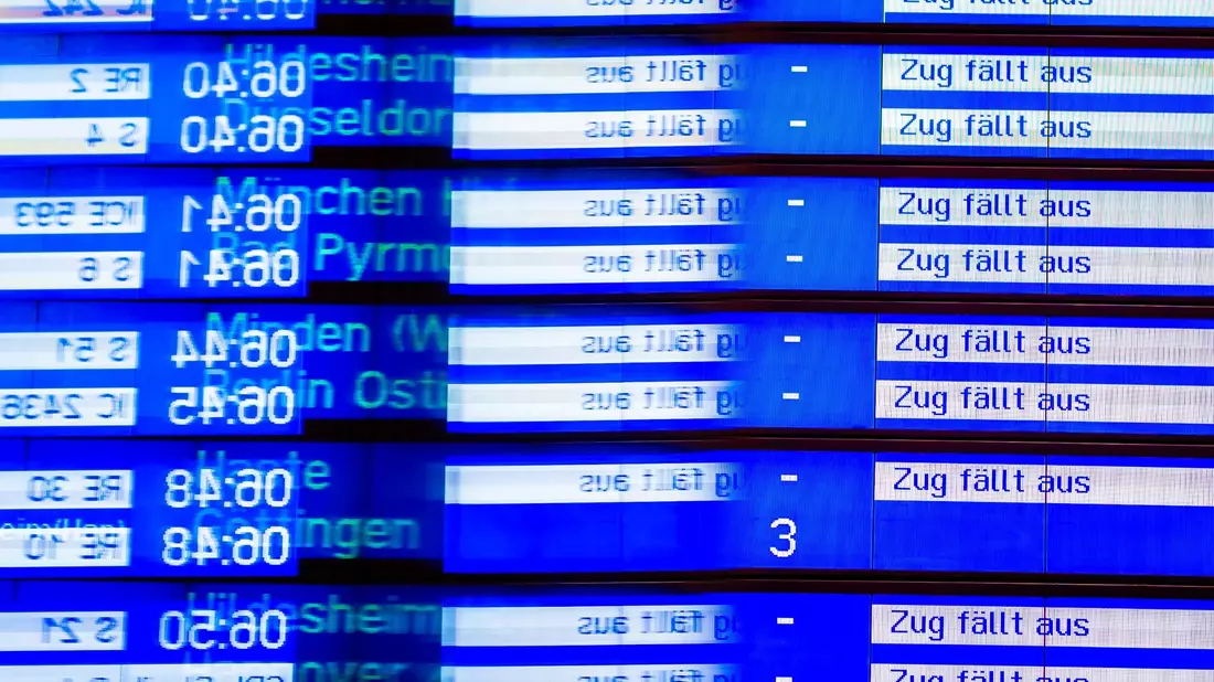 «Zug fällt aus» ist auf einer Anzeige im Hauptbahnhof Hannover zu lesen. 2023 kam das oft vor. - Bild: Moritz Frankenberg/dpa