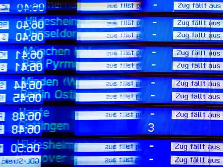 «Zug fällt aus» ist auf einer Anzeige im Hauptbahnhof Hannover zu lesen. 2023 kam das oft vor. - Foto: Moritz Frankenberg/dpa